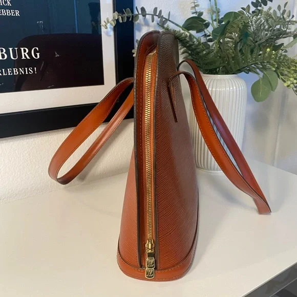 Vintage Louis Vuitton Epi Lussac Shoulder Bag In Kenyan Fawn - Picture 6 of 15